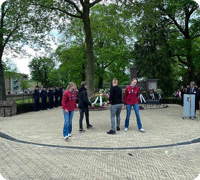 Jongeren tijdens een herdenkingsbijeenkomst
